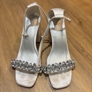 Elegant White Heeled Sandals with Crystal Embellishments